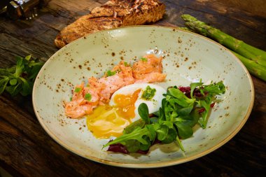 Yavaş pişmiş somon fileto biftek salata plaka, Sous Vide pişirme Somon Balık