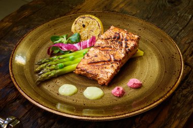 Yavaş pişmiş somon fileto biftek salata plaka, Sous Vide pişirme Somon Balık