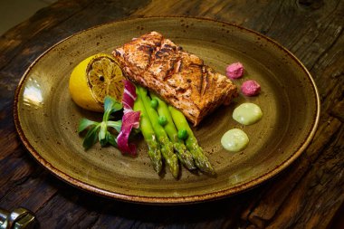 Yavaş pişmiş somon fileto biftek salata plaka, Sous Vide pişirme Somon Balık