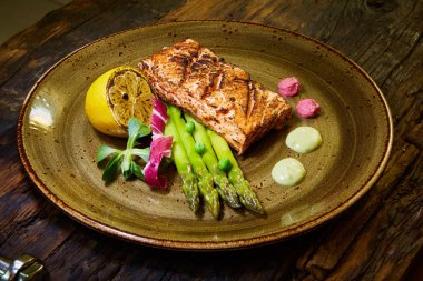 Yavaş pişmiş somon fileto biftek salata plaka, Sous Vide pişirme Somon Balık