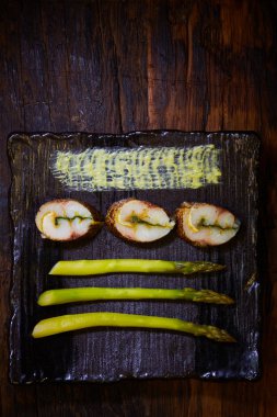 Balık fileto yeşil kuşkonmaz ile. Sığ dof.