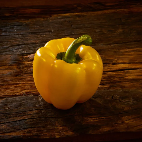 Taze sarı tatlı peper onwooden arka plan.