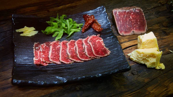 Barbecue wagyu roast beef sliced as top view on a metal tray with copy space right — Stock Photo, Image