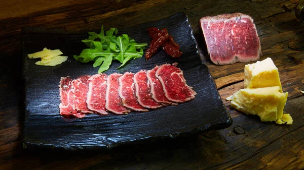 Barbacoa wagyu carne asada en rodajas como vista superior en una bandeja de metal con espacio para copiar derecho — Foto de Stock