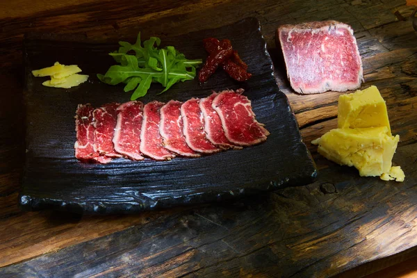 Barbacoa wagyu carne asada en rodajas como vista superior en una bandeja de metal con espacio para copiar derecho — Foto de Stock