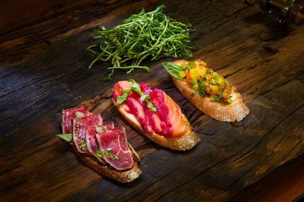 Bruschetta Assortita Con Arrosto Manzo Verdure Salmone Leggermente Salato Con — Foto Stock