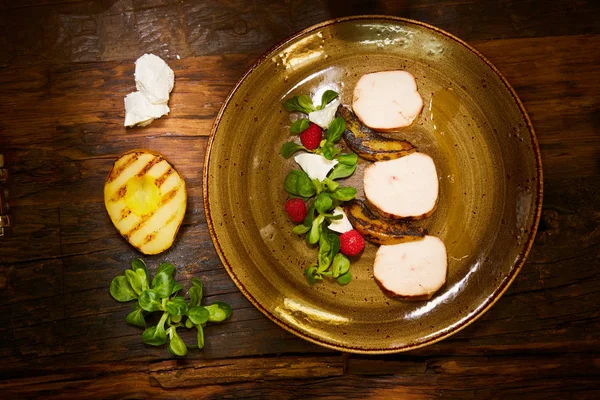 Filé de frango com verduras, queijo, framboesa e pêra assada — Fotografia de Stock