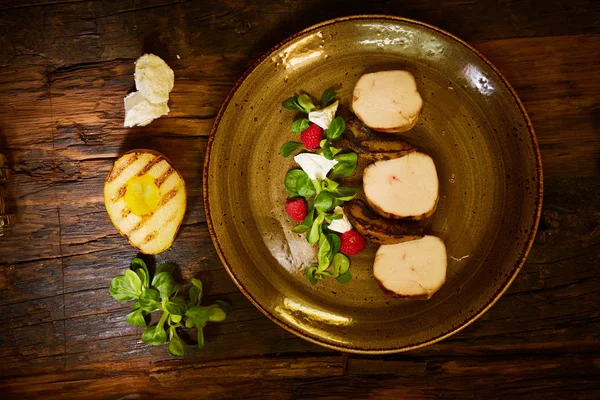 Filé de frango com verduras, queijo, framboesa e pêra assada — Fotografia de Stock