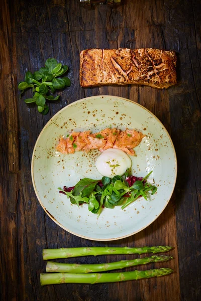 Slow Cooked Salmon fillet steak with salad on plate, Sous-Vide Cooking Salmon Fish — Stock Photo, Image