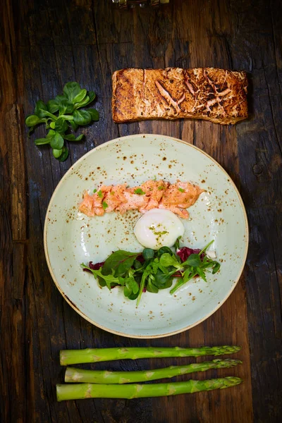 Langzaam gekookt Zalm Filet steak met salade op plaat, Sous-Vide koken zalm vissen — Stockfoto