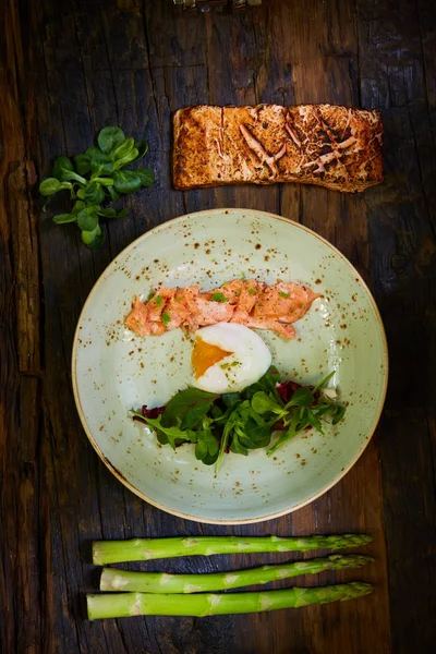 遅い調理鮭フィレ ステーキ プレート、スー見よ料理サケのサラダ — ストック写真