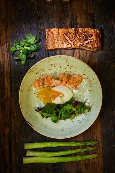 遅い調理鮭フィレ ステーキ プレート、スー見よ料理サケのサラダ — ストック写真