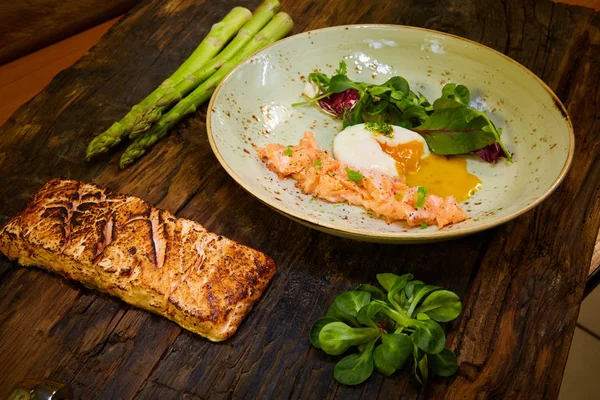 Bifteck de filet de saumon cuit lentement avec salade dans une assiette, Saumon de cuisson Sous-Vide Poisson — Photo