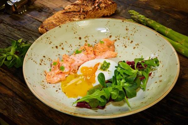 Långsamt kokt lax filé biff med sallad på plattan, Sous-Vide matlagning lax fisk — Stockfoto