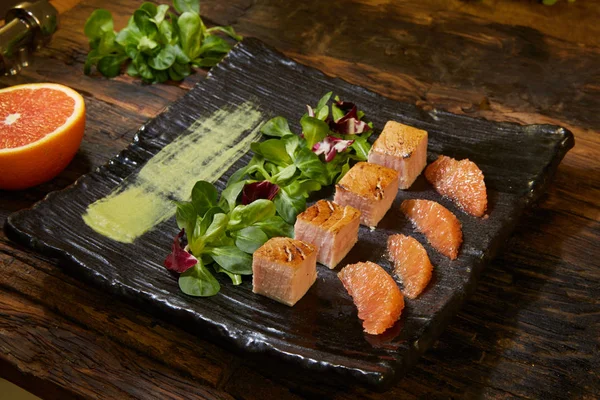 Filete de salmón de cocción lenta con ensalada en plato, Sous-Vide Cooking Salmon Fish — Foto de Stock