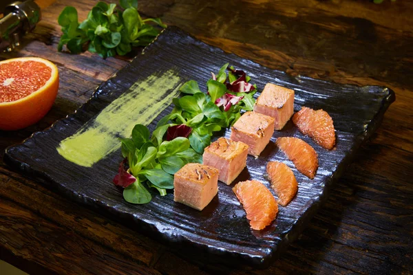 Langsam gekochtes Lachsfiletsteak mit Salat auf Teller, sous-vide Kochen Lachsfisch — Stockfoto