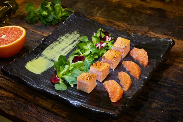 Filete de salmón de cocción lenta con ensalada en plato, Sous-Vide Cooking Salmon Fish — Foto de Stock