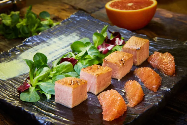 Langsam gekochtes Lachsfiletsteak mit Salat auf Teller, sous-vide Kochen Lachsfisch — Stockfoto