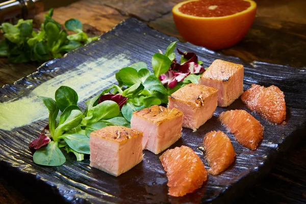 Langsam gekochtes Lachsfiletsteak mit Salat auf Teller, sous-vide Kochen Lachsfisch — Stockfoto
