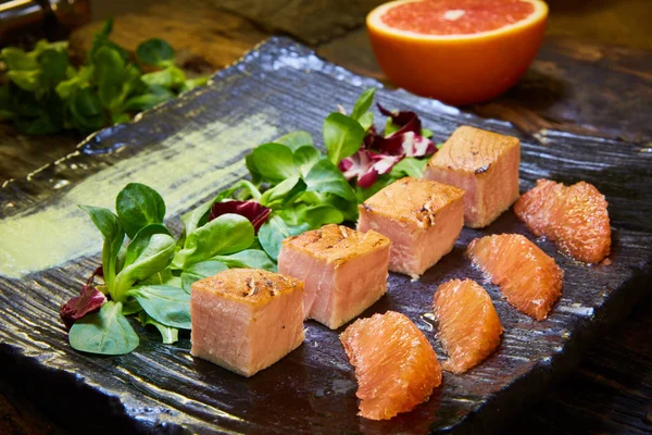 Langsam gekochtes Lachsfiletsteak mit Salat auf Teller, sous-vide Kochen Lachsfisch — Stockfoto