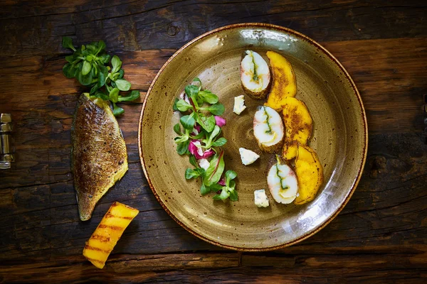 El filete de pescado con espárragos verdes. Dof poco profundo . — Foto de Stock