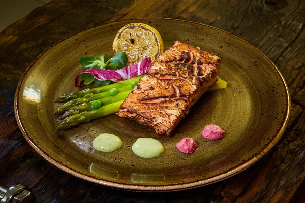 Langzaam gekookt Zalm Filet steak met salade op plaat, Sous-Vide koken zalm vissen — Stockfoto
