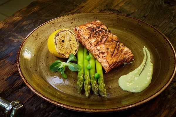 Langzaam gekookt Zalm Filet steak met salade op plaat, Sous-Vide koken zalm vissen — Stockfoto