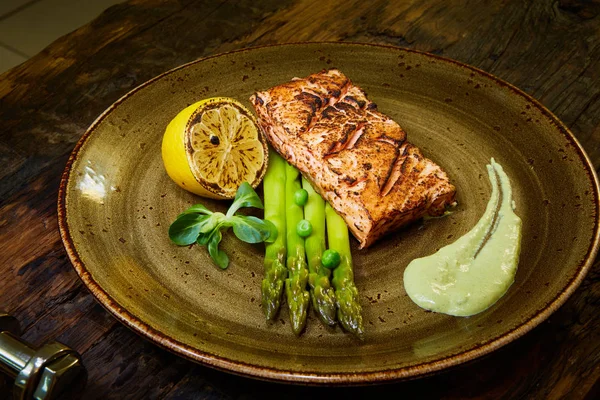 Pomalu vařený losos filet steak se salátem na desce, Sous-Vide vaření ryb losos — Stock fotografie