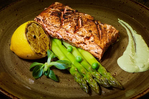 Filete de salmón de cocción lenta con ensalada en plato, Sous-Vide Cooking Salmon Fish —  Fotos de Stock