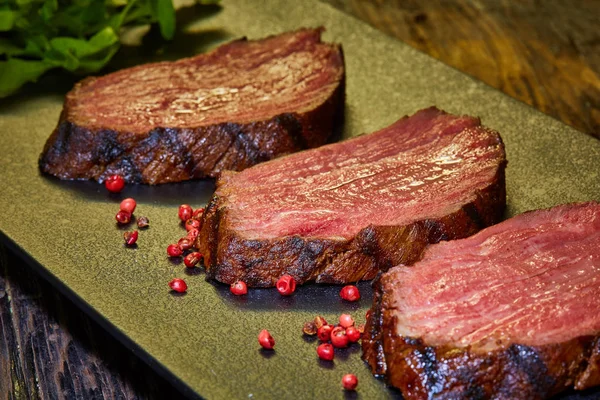 Sous-vide biefstuk, snijd in stukjes, gekookt te eten van rundvlees op de stenen tafel — Stockfoto