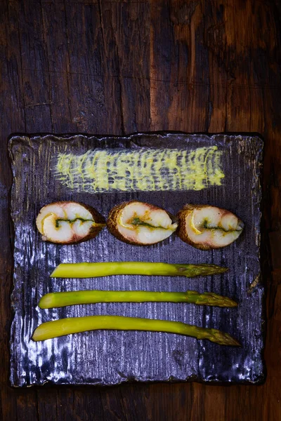 El filete de pescado con espárragos verdes. Dof poco profundo . —  Fotos de Stock