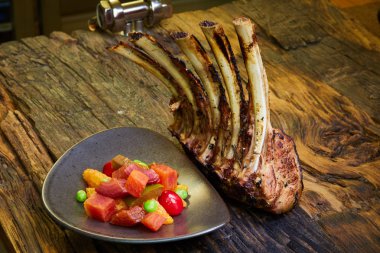 Kuzu raf bir tabakta limoncello sır ile