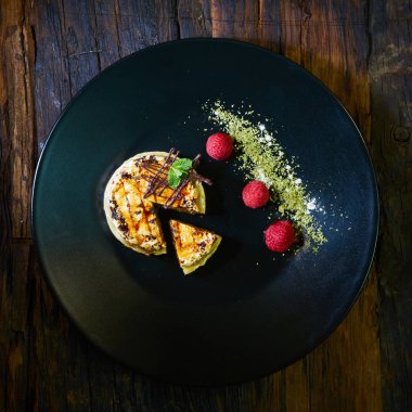 vanilyalı cheesecake dilim elma tepesi ile dekore edilmiştir.