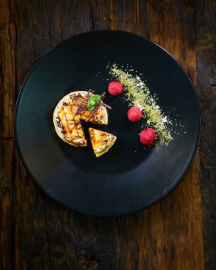 vanilyalı cheesecake dilim elma tepesi ile dekore edilmiştir.