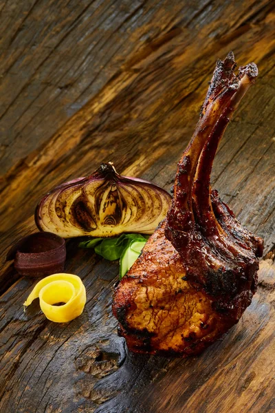 Agnello Con Glassa Limoncello Servito Piatto — Foto Stock