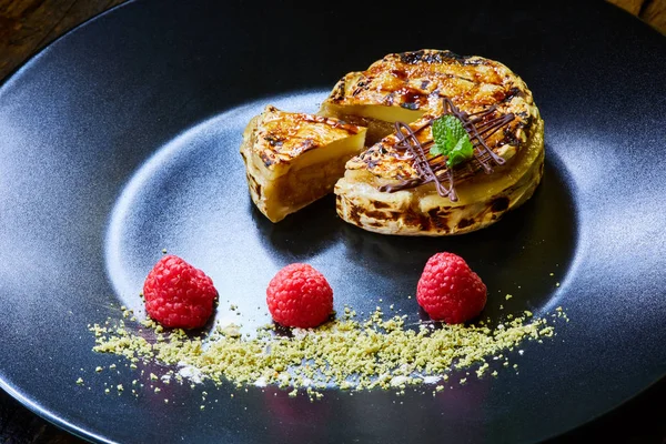 Slice of vanilla cheesecake decorated with apple topping — Stock Photo, Image