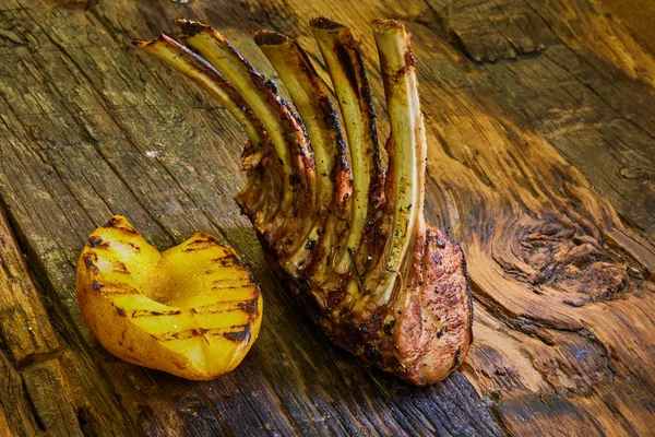 Porte-agneau avec glaçure limoncello servi sur une assiette — Photo