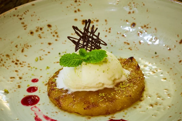 Piña a la parrilla con cucharadas de helado de vainilla. — Foto de Stock