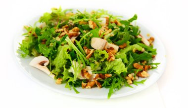 Fındık, petrol ve otlar ile salata