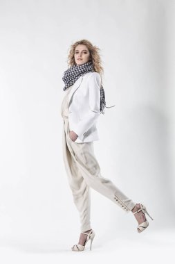 Beyaz bir arka plan üzerinde elbise güzel kız modelinde portresi. Kadın moda, güzellik ve reklam kavramı. Yakın çekim. Metin için yer kopyalayın