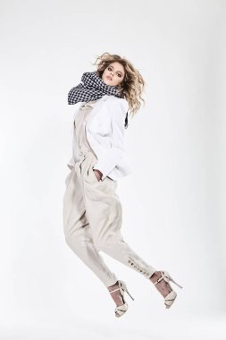 Genç sarışın kız yaşam tarzı uçan insanlar kavramı üzerinde izole beyaz arka plan atlama