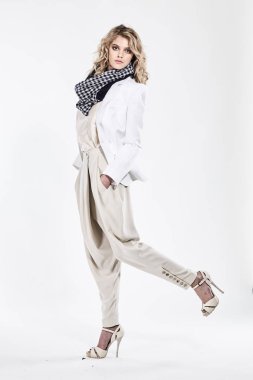 Beyaz bir arka plan üzerinde elbise güzel kız modelinde portresi. Kadın moda, güzellik ve reklam kavramı. Yakın çekim. Metin için yer kopyalayın