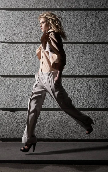 Conceito de moda de rua: retrato de corpo inteiro da jovem mulher bonita andando na cidade. Modelo olhando para o lado. Moda feminina, conceito de beleza e publicidade. Fecha. Espaço de cópia para texto — Fotografia de Stock