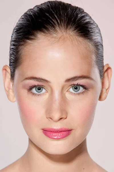 Beautiful woman face close up studio on pink — Stock Photo, Image