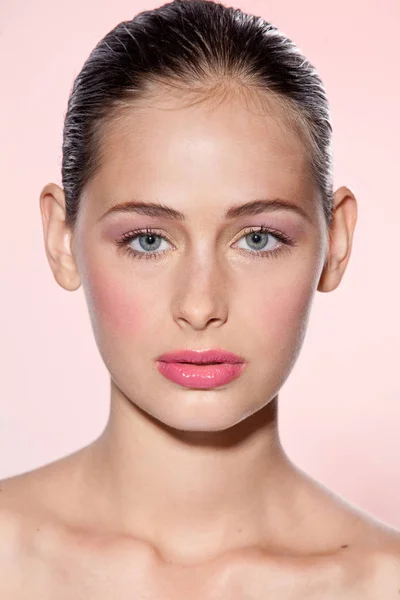 Beautiful woman face close up studio on pink — Stock Photo, Image