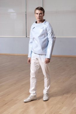 Fitness salonunda poz zarif spor kıyafetli adam