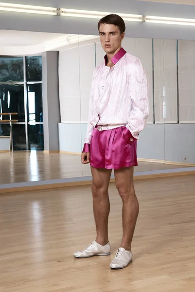 Młody mężczyzna sexy mody w różowe szorty i biały płaszcz. — Zdjęcie stockowe
