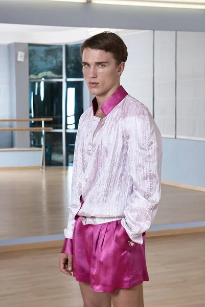 Haute couture jeune homme sexy en short rose et une veste blanche . — Photo