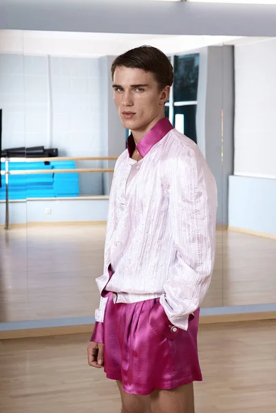 Haute couture jeune homme sexy en short rose et une veste blanche . — Photo