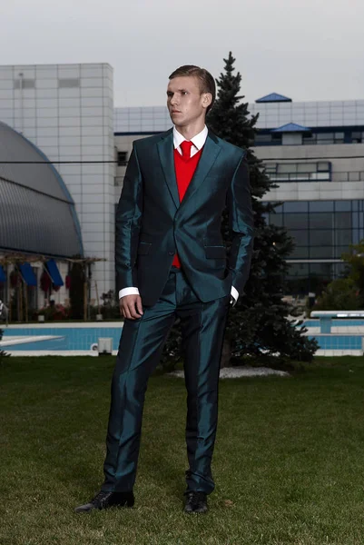 Portret van een aantrekkelijke jonge zakenman in stedelijke achtergrond pak en stropdas dragen. Op zoek naar de camera. Klassieke stijl. — Stockfoto